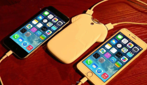 power bank carica batteria forma tshirt