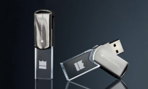 Chiavetta con parte in cristallo che viene incisa e grazie a luce led si illumina il logo